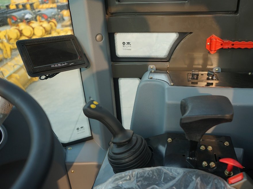 kabina CTX956, joystick pilotního ovládání, monitor a nouzové kladívko