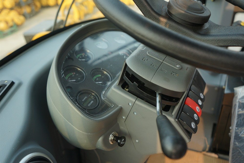 přístrojová deska a volant CTX956 s ovládáním pod volantem