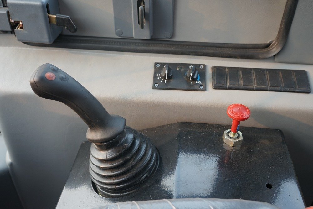 joystick pilotního ovládání ramene a lopaty v kabině CTX956