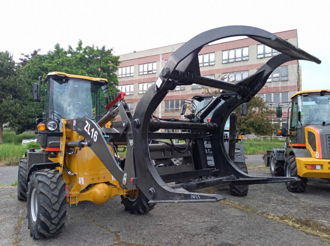 ZL16 s kleštěmi na dřevo, rozevřená čelist