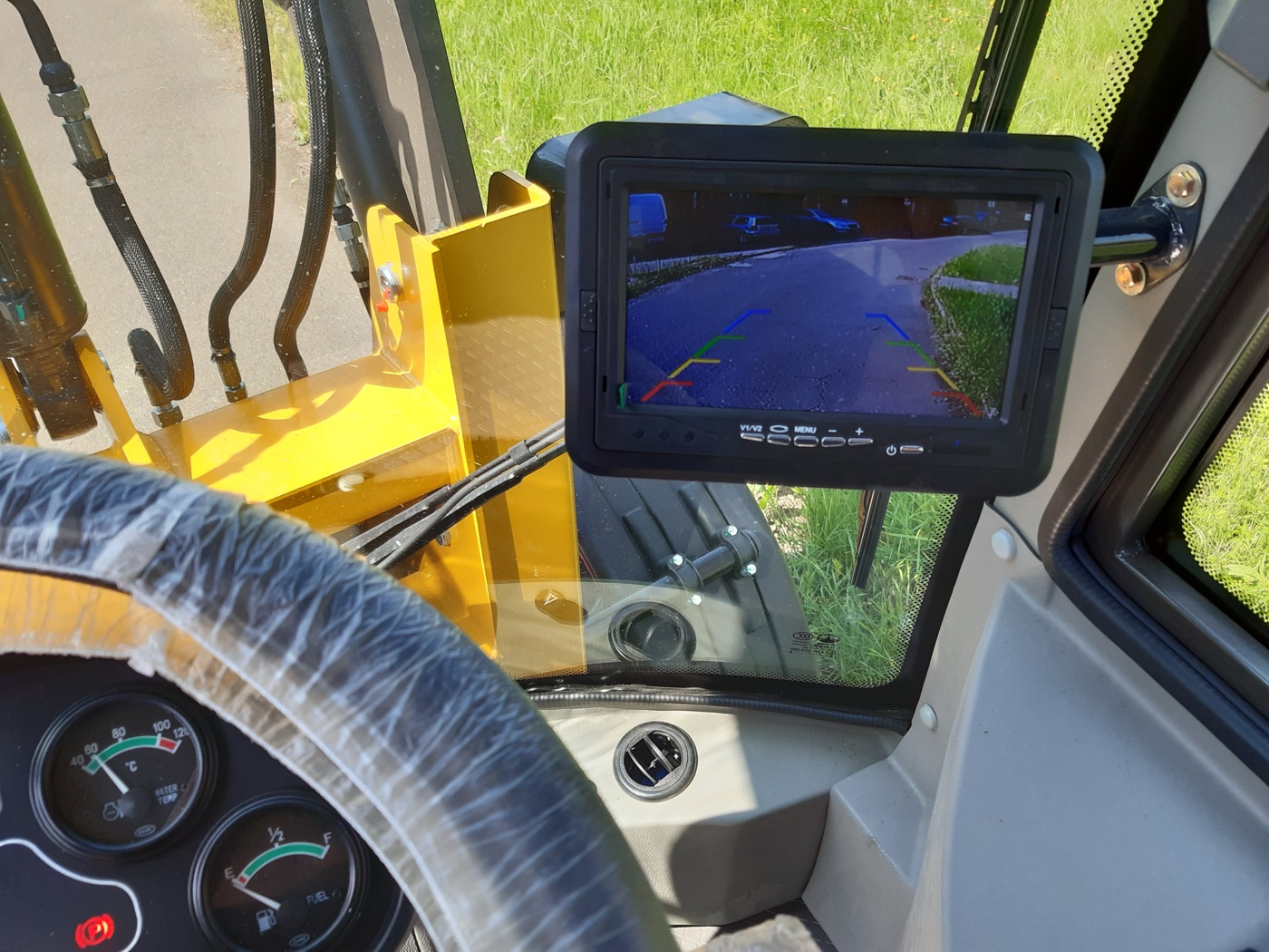 kabina ZL16, monitor couvací kamery a přístrojová deska