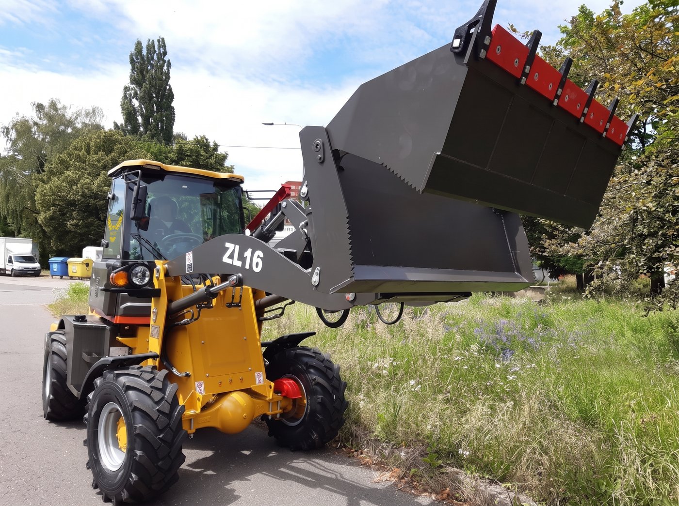 ZL16 při výsypu, lopata vyklopená dopředu