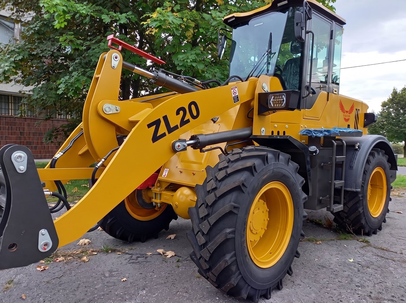 ZL20 na place, pohled na rameno a přední nápravu